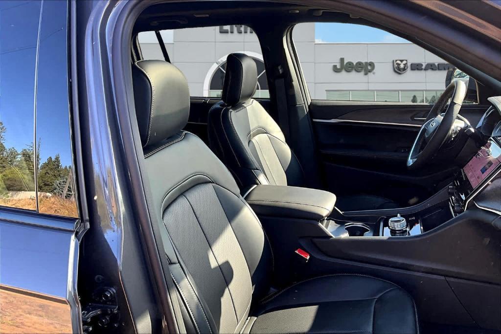 new 2025 Jeep Grand Cherokee car, priced at $50,925