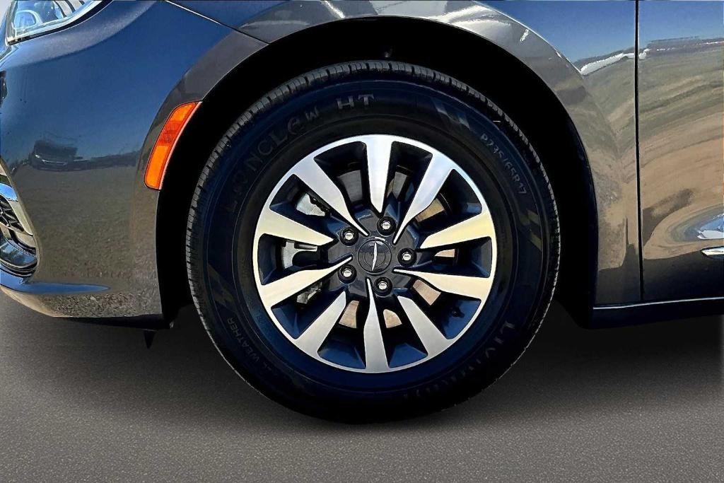 used 2023 Chrysler Pacifica Hybrid car, priced at $32,000