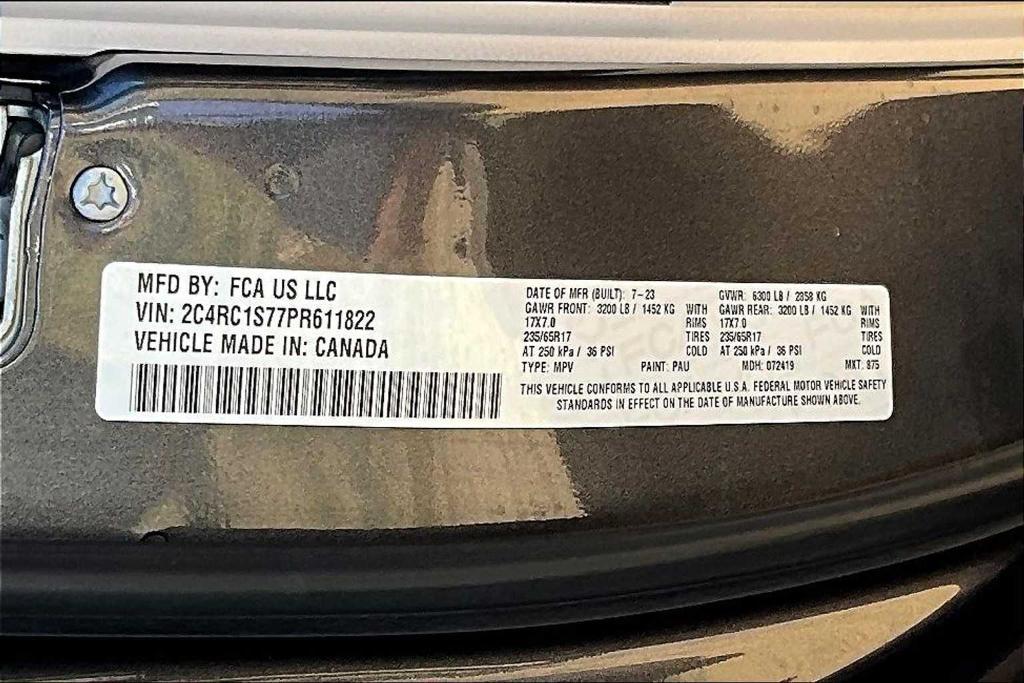 used 2023 Chrysler Pacifica Hybrid car, priced at $32,000