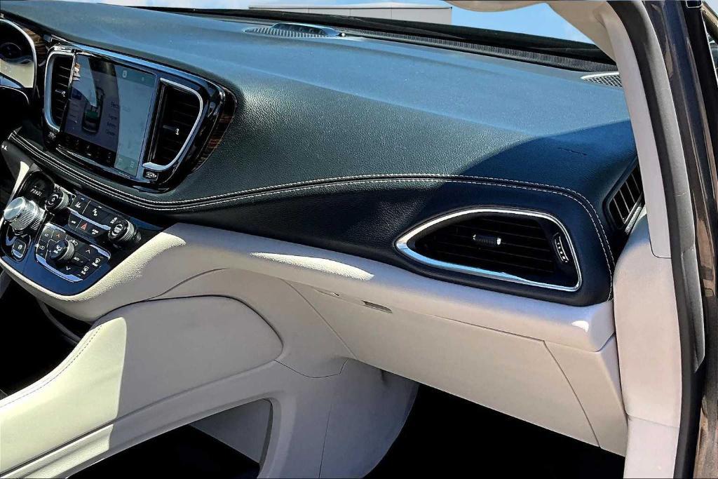 used 2023 Chrysler Pacifica Hybrid car, priced at $32,000