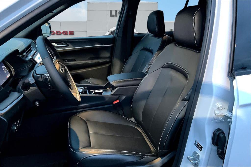 new 2025 Jeep Grand Cherokee car, priced at $50,011