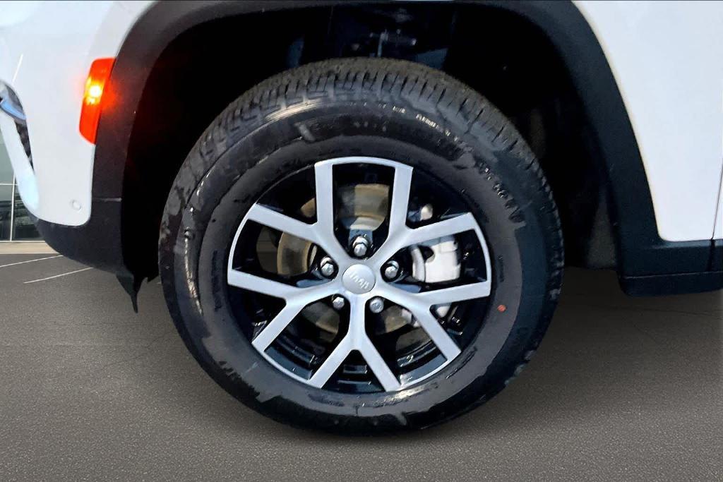 new 2025 Jeep Grand Cherokee car, priced at $50,011