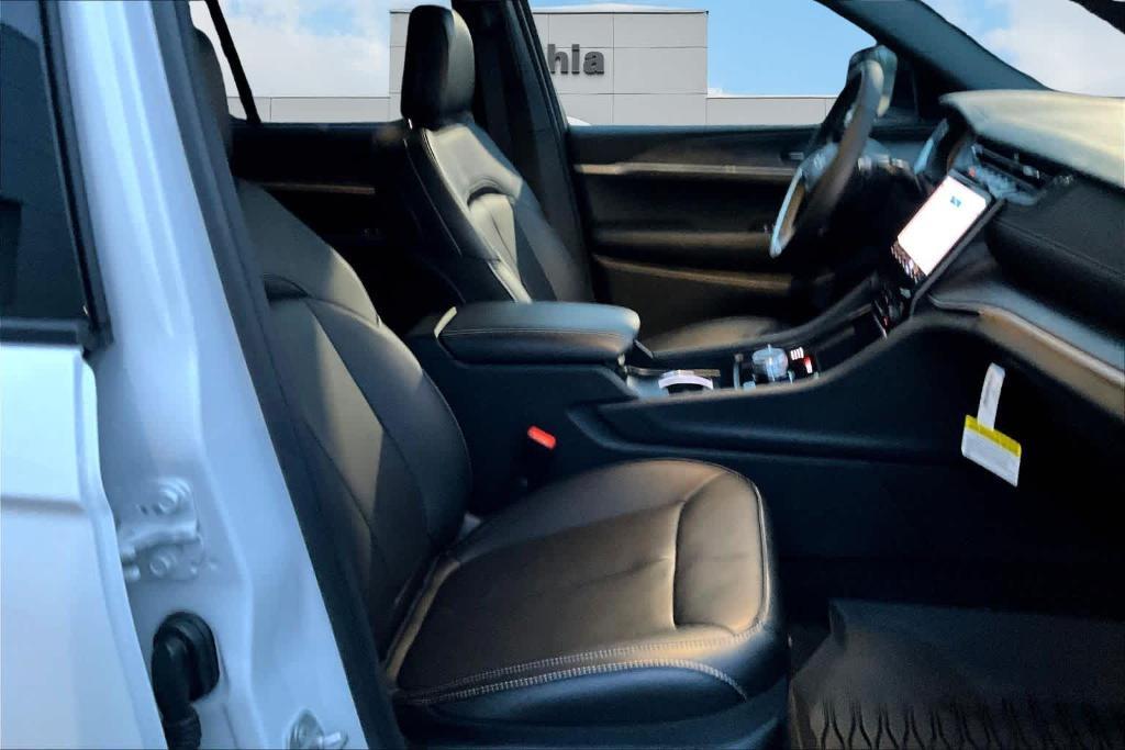 new 2025 Jeep Grand Cherokee car, priced at $50,011