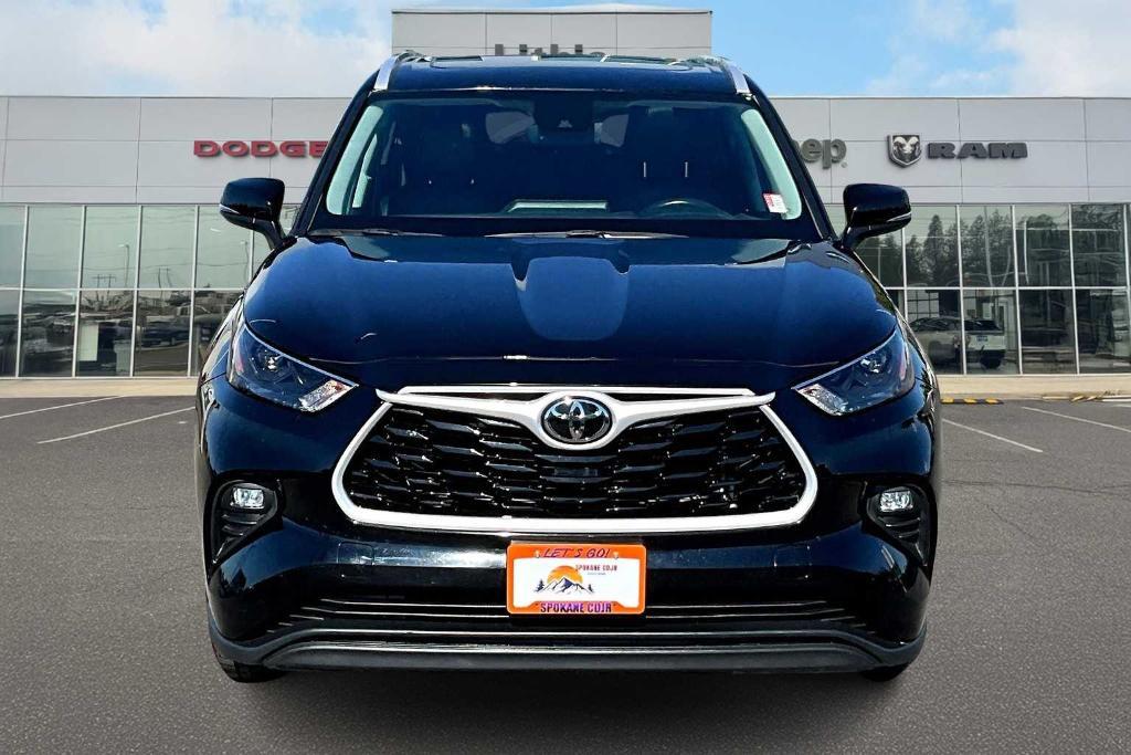 used 2024 Toyota Highlander car, priced at $39,900