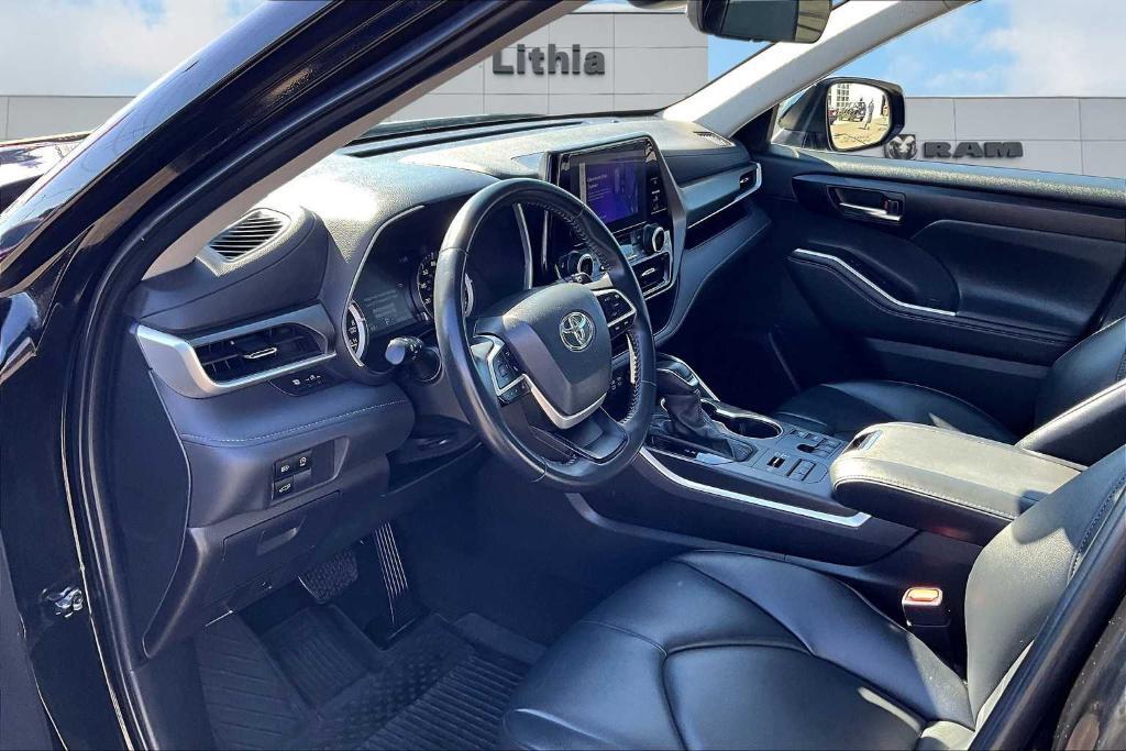 used 2024 Toyota Highlander car, priced at $39,900
