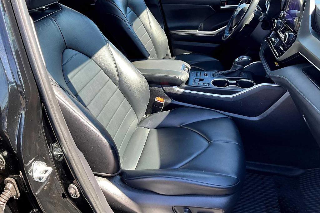 used 2024 Toyota Highlander car, priced at $39,900