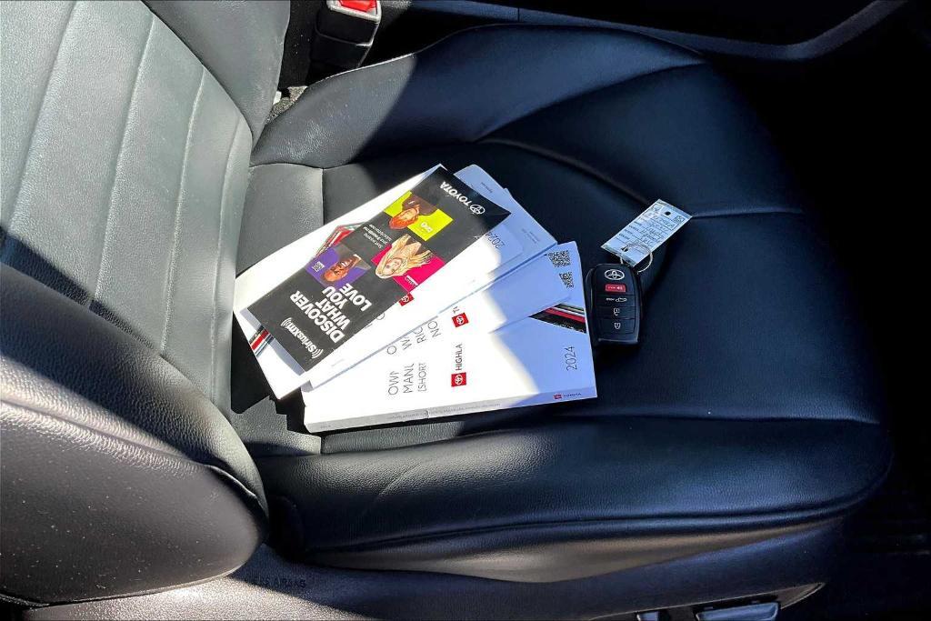 used 2024 Toyota Highlander car, priced at $39,900