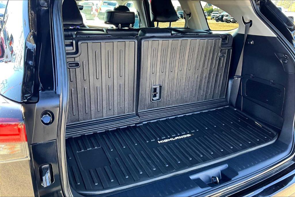 used 2024 Toyota Highlander car, priced at $39,900