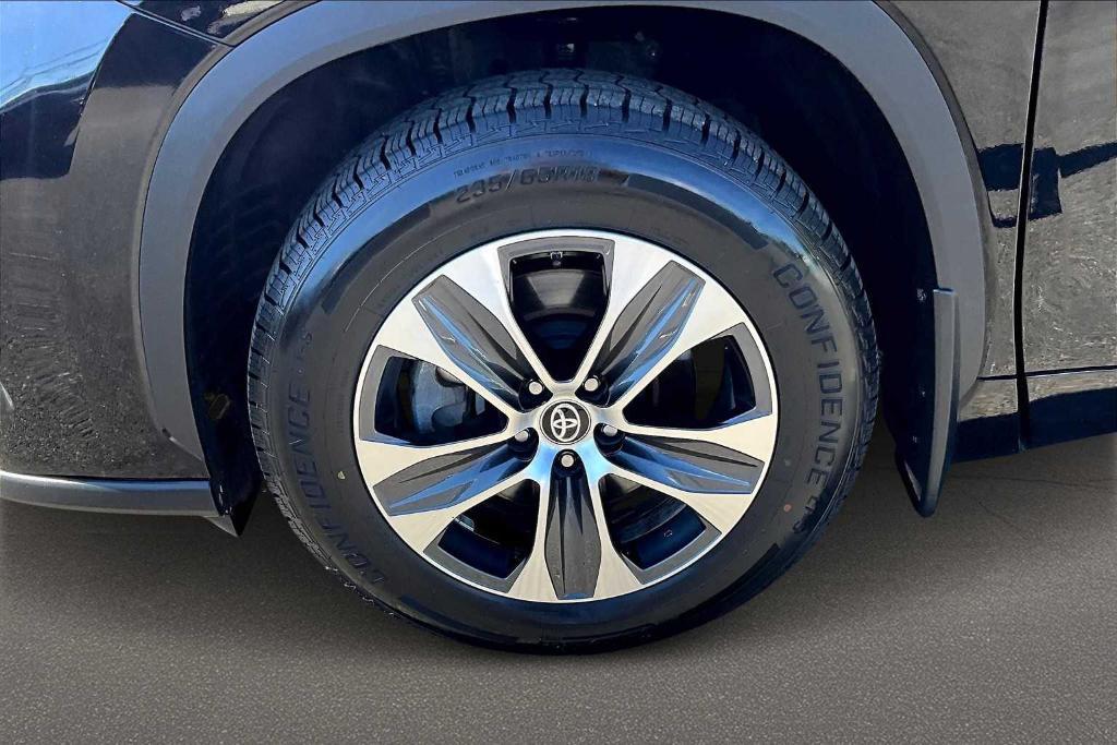 used 2024 Toyota Highlander car, priced at $39,900