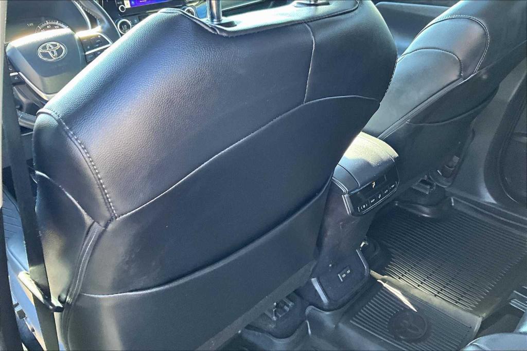 used 2024 Toyota Highlander car, priced at $39,900