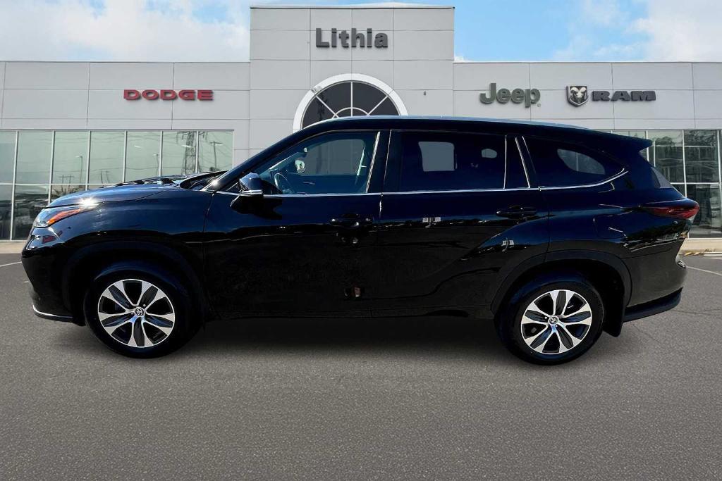 used 2024 Toyota Highlander car, priced at $39,900