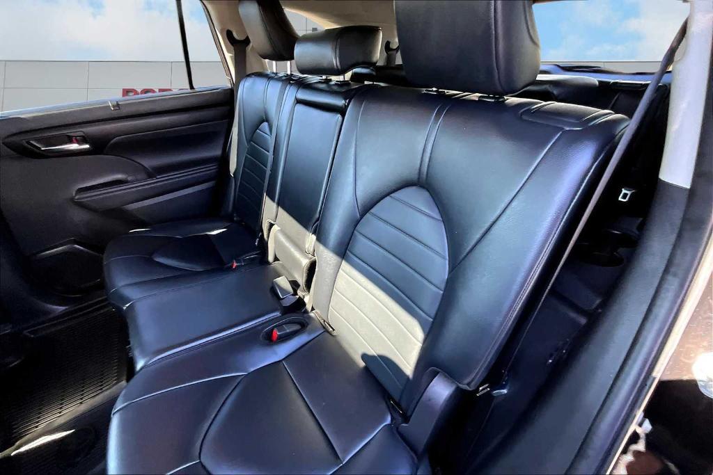 used 2024 Toyota Highlander car, priced at $39,900