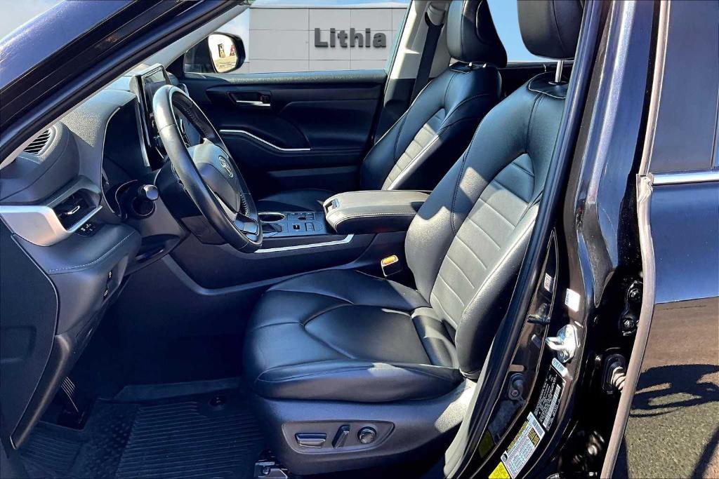 used 2024 Toyota Highlander car, priced at $39,900