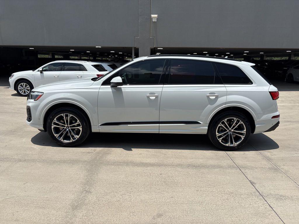 new 2025 Audi Q7 car, priced at $61,141