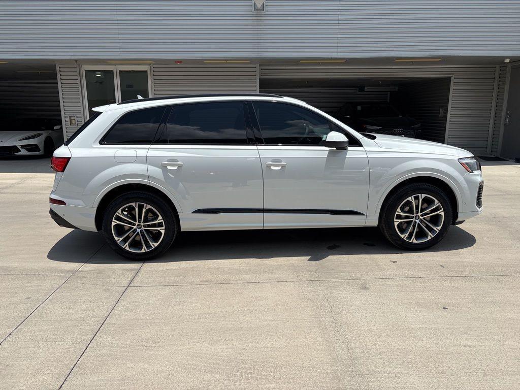 new 2025 Audi Q7 car, priced at $61,141