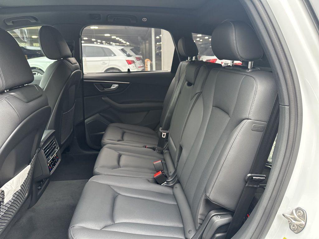 new 2025 Audi Q7 car, priced at $66,718