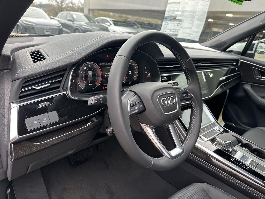 new 2025 Audi Q7 car, priced at $66,718