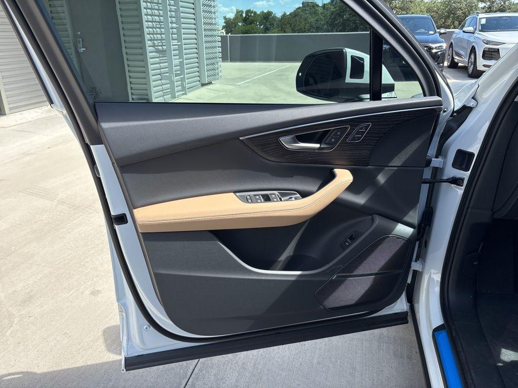 new 2025 Audi Q7 car, priced at $64,910