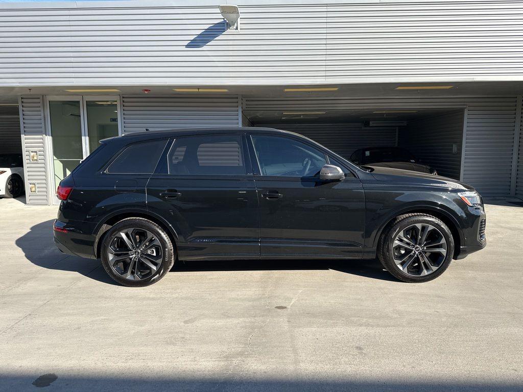 new 2025 Audi Q7 car, priced at $77,830
