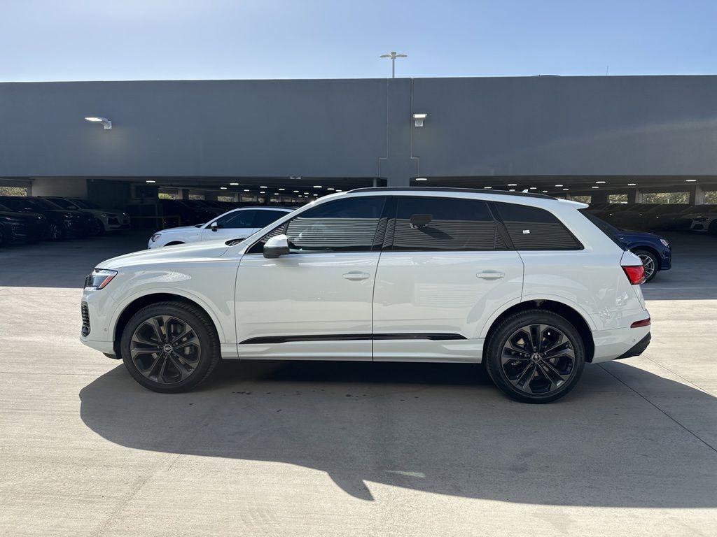 new 2025 Audi Q7 car, priced at $66,718