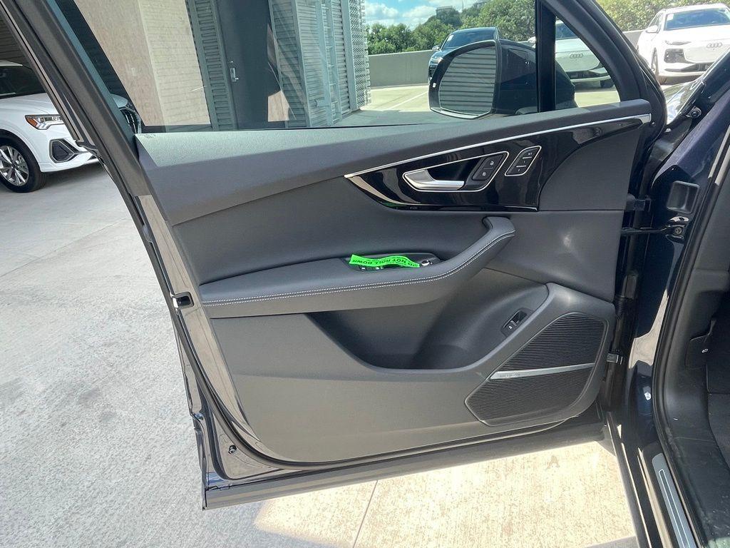 new 2025 Audi Q7 car, priced at $66,769