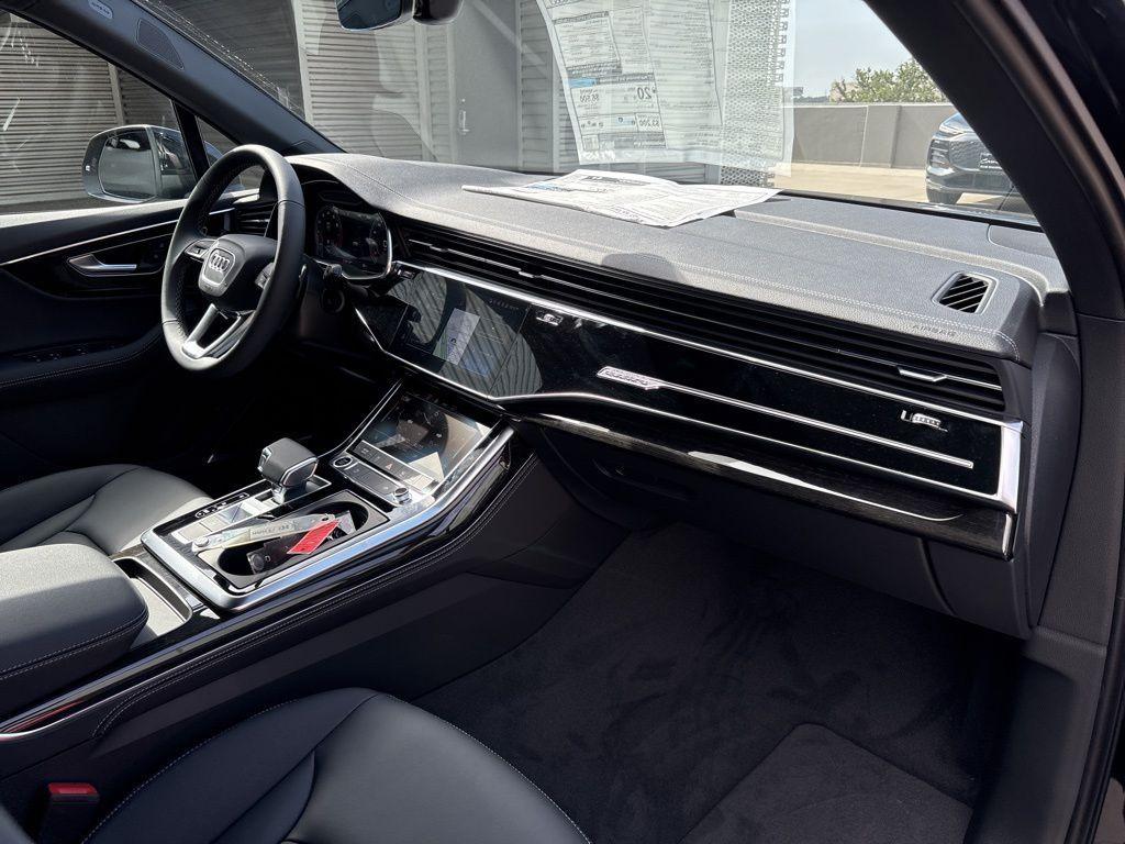 new 2025 Audi Q7 car, priced at $62,718