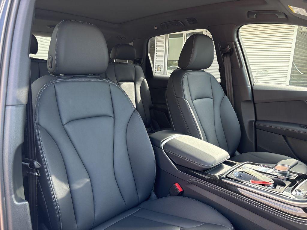 new 2025 Audi Q7 car, priced at $62,718