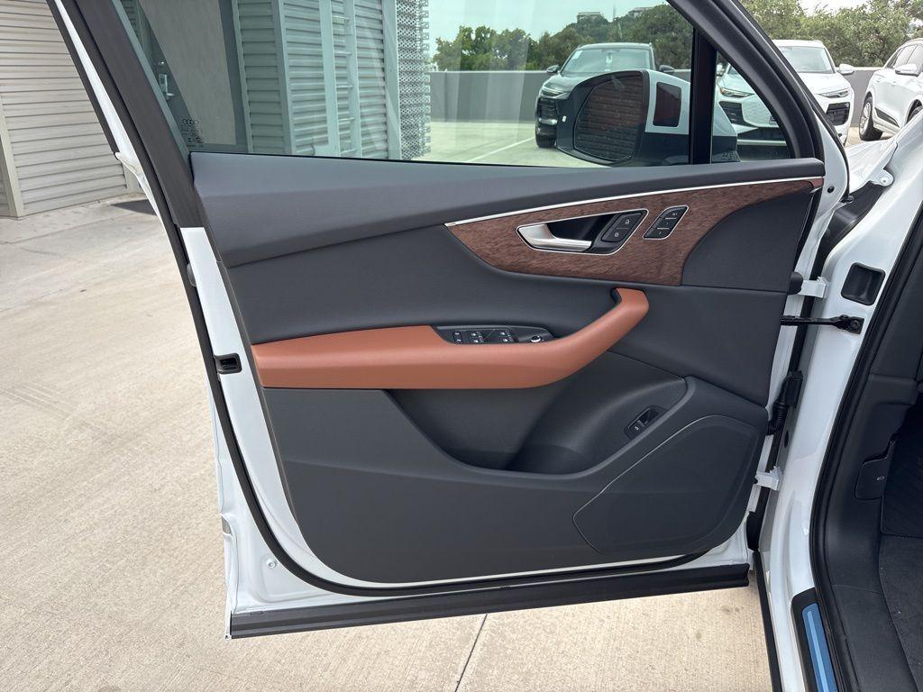 new 2025 Audi Q7 car, priced at $59,013