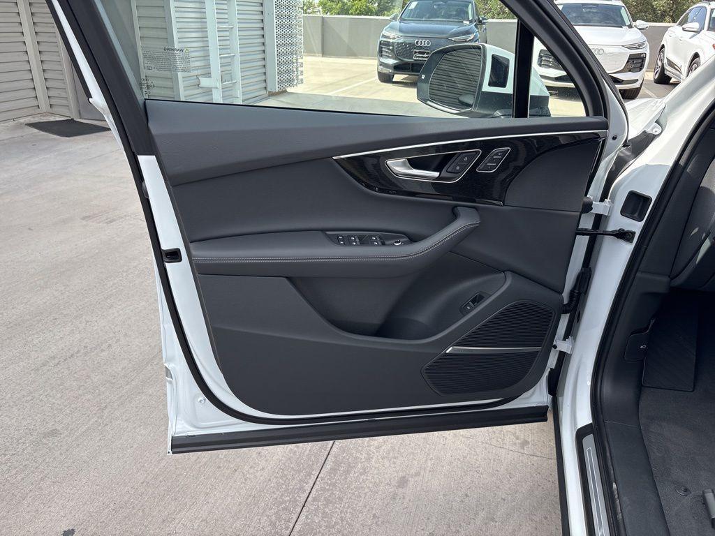 new 2025 Audi Q7 car, priced at $64,361