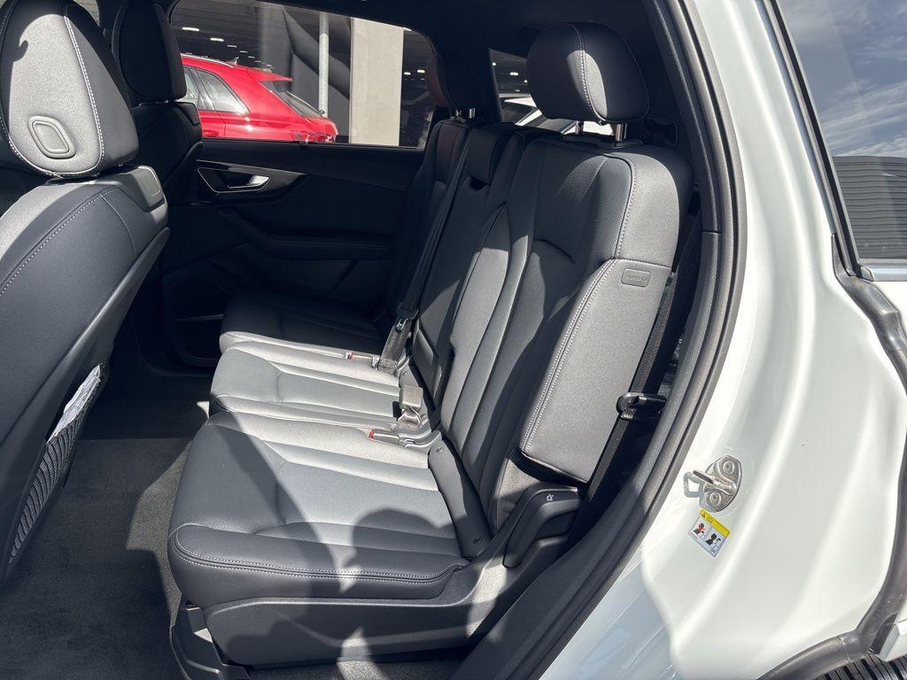 new 2025 Audi Q7 car, priced at $64,361