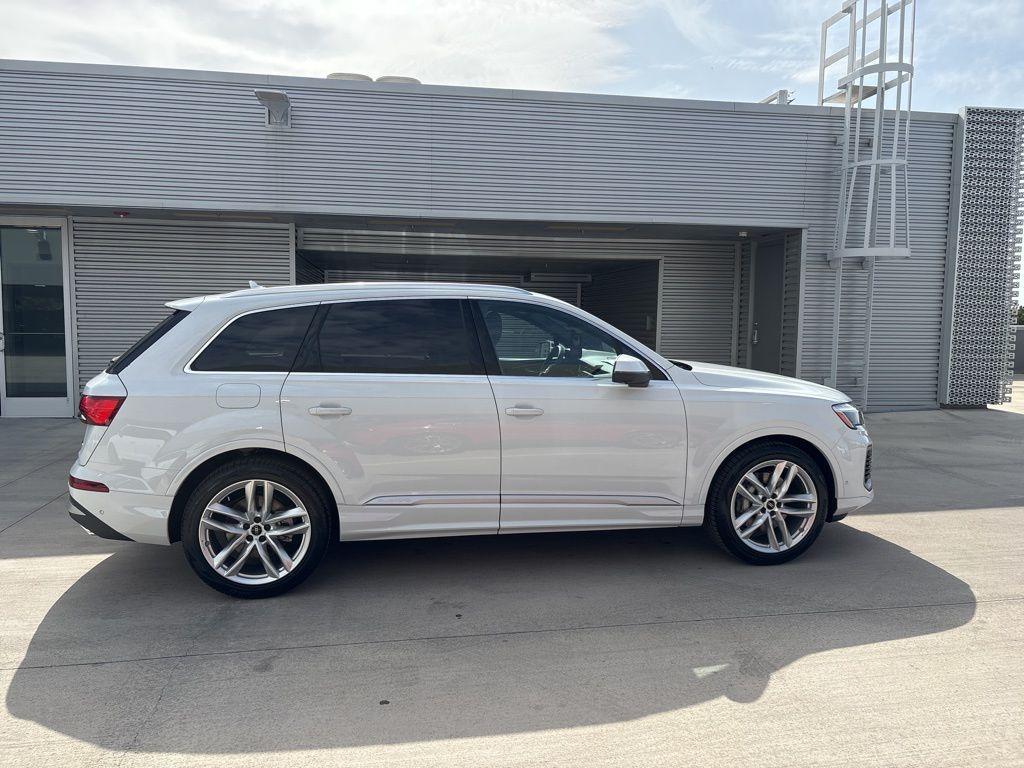 new 2025 Audi Q7 car, priced at $64,361