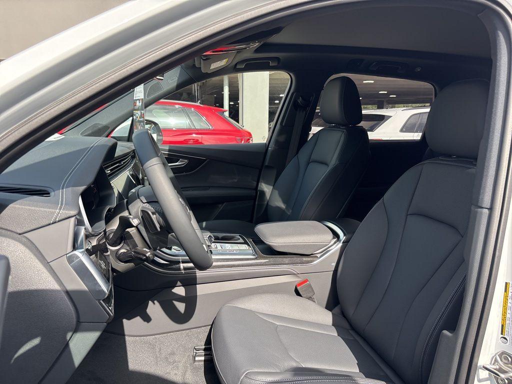 new 2025 Audi Q7 car, priced at $64,361