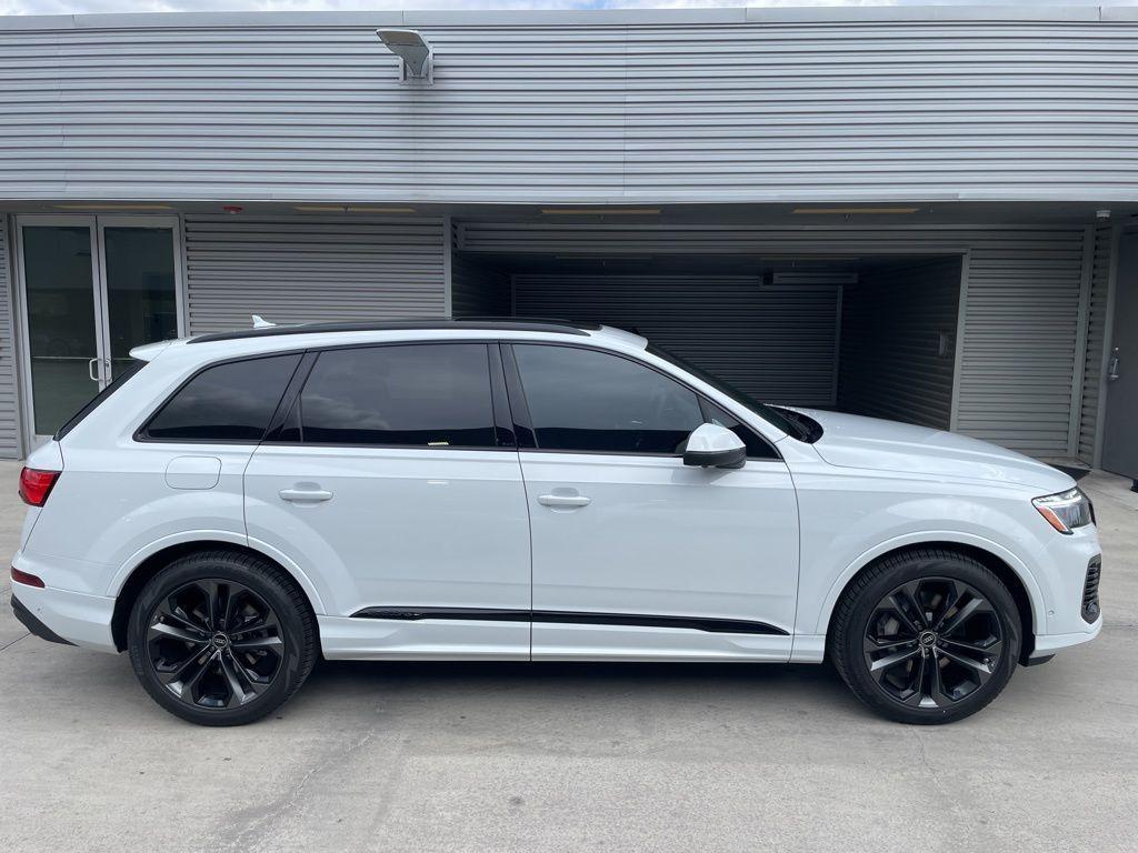 new 2025 Audi Q7 car, priced at $72,346
