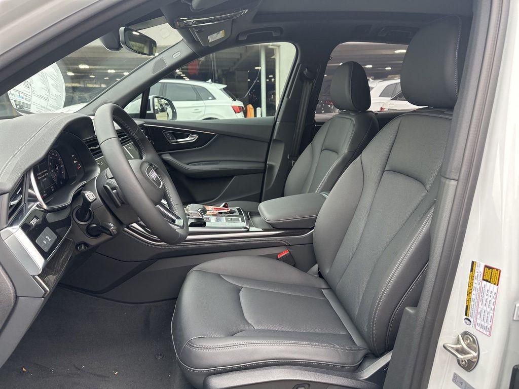new 2025 Audi Q7 car, priced at $66,718