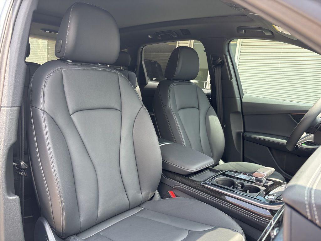 new 2025 Audi Q7 car, priced at $65,891