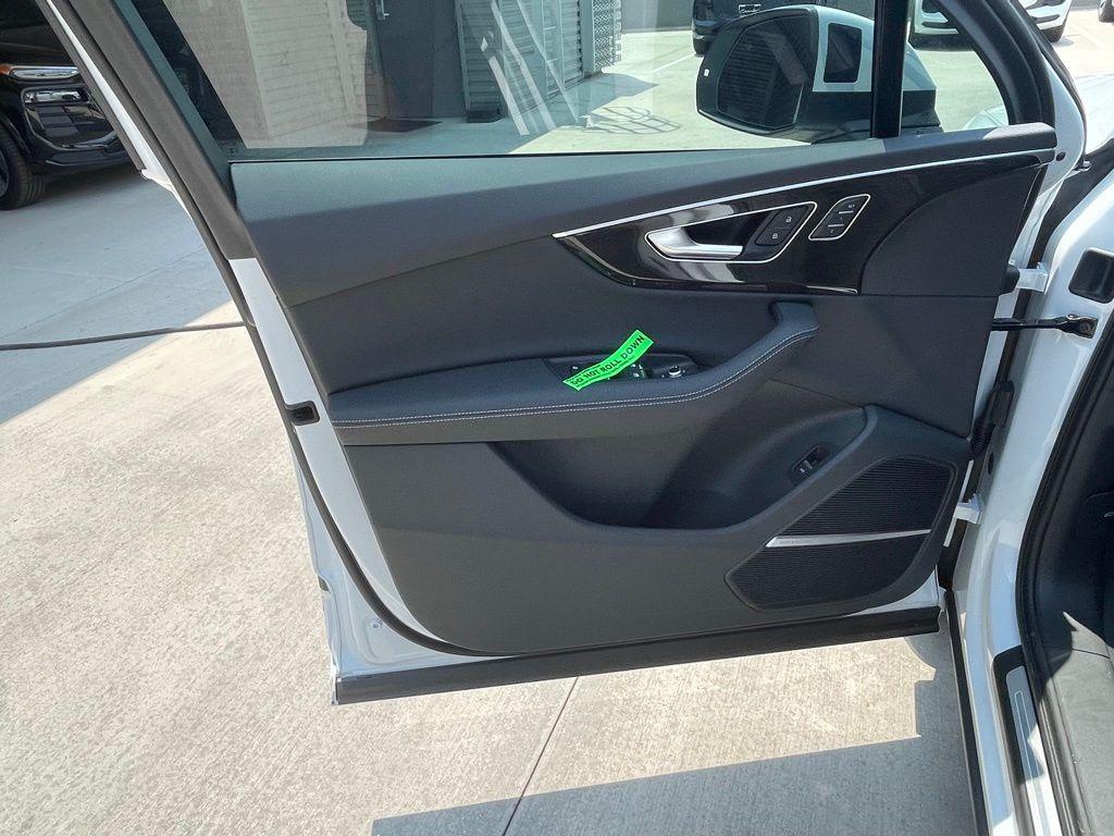 new 2025 Audi Q7 car, priced at $66,490
