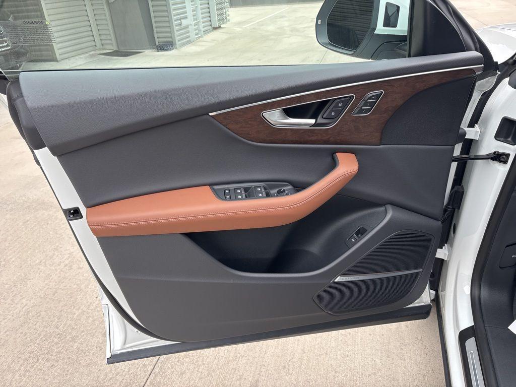 new 2025 Audi Q8 car, priced at $77,389