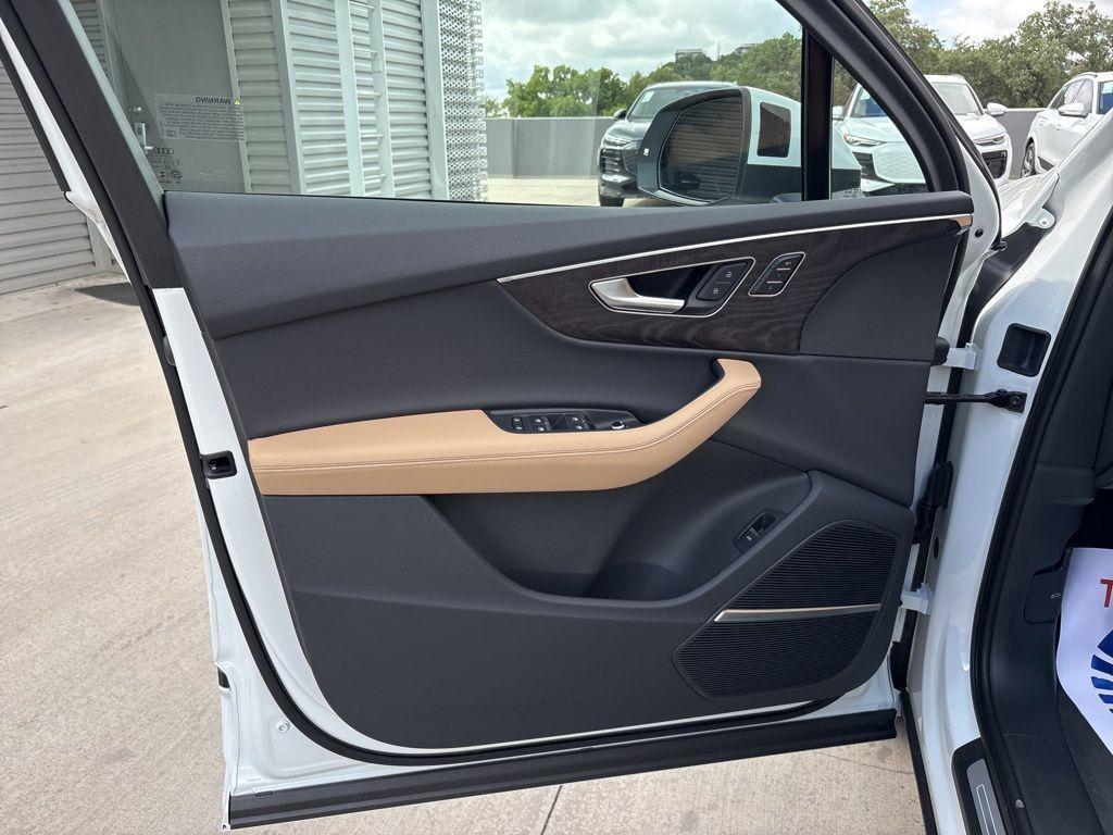 new 2025 Audi Q7 car, priced at $62,860