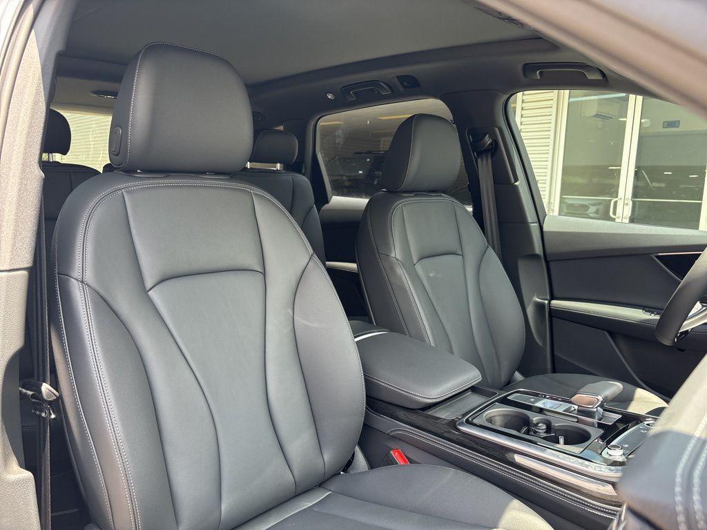 new 2025 Audi Q7 car, priced at $62,070