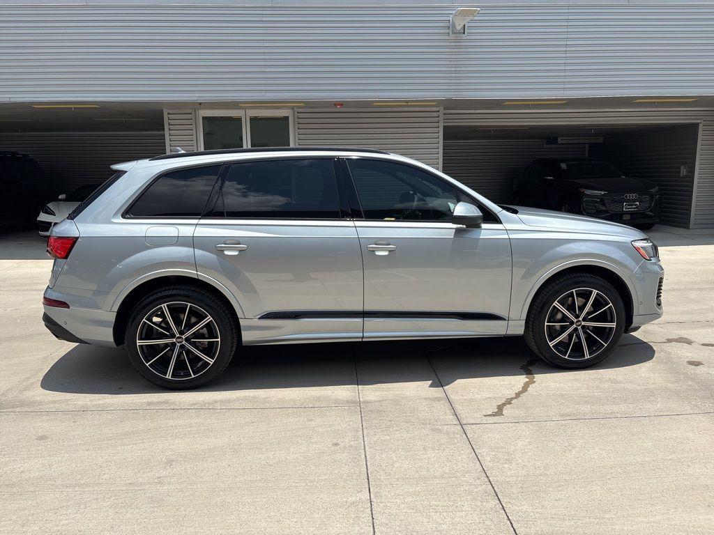 new 2025 Audi Q7 car, priced at $62,070