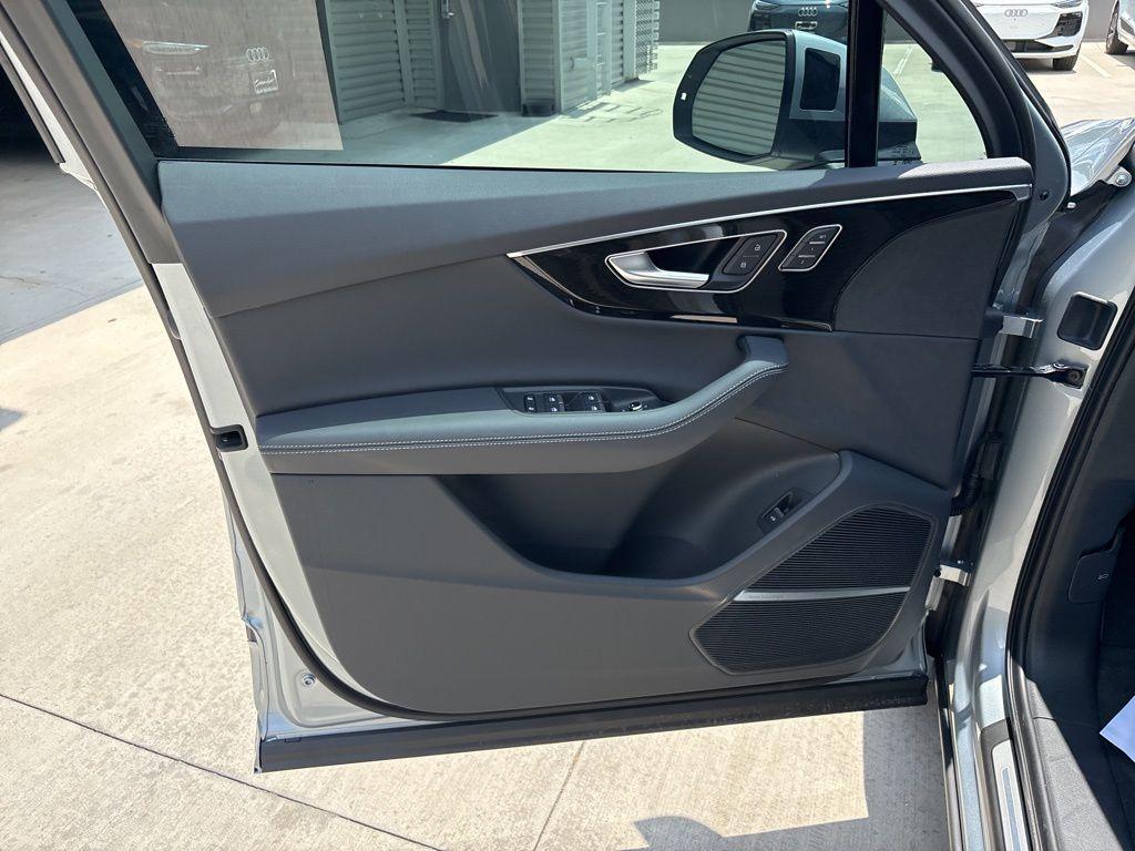new 2025 Audi Q7 car, priced at $62,070