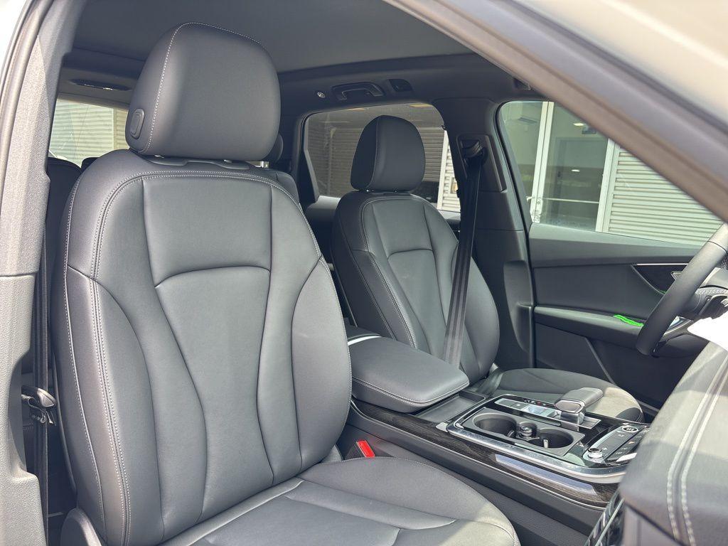 new 2025 Audi Q7 car, priced at $60,035