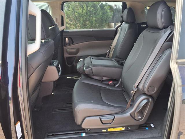 new 2025 Kia Carnival Hybrid car, priced at $43,670