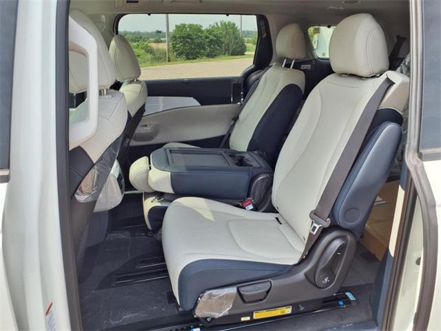 new 2025 Kia Carnival car, priced at $48,065