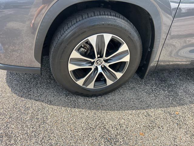 used 2021 Toyota Highlander car, priced at $32,499