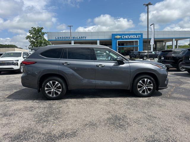 used 2021 Toyota Highlander car, priced at $32,499