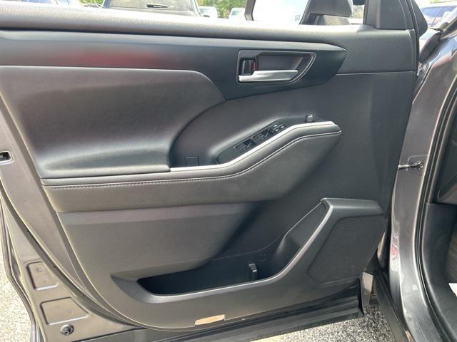 used 2021 Toyota Highlander car, priced at $32,499