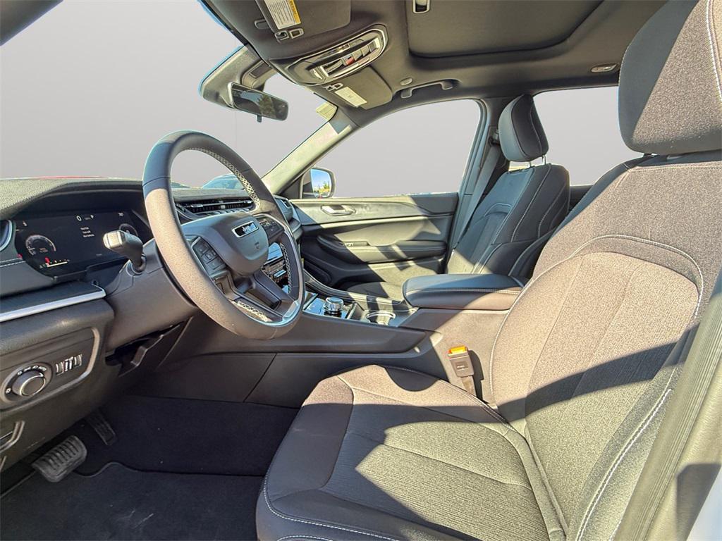 new 2025 Jeep Grand Cherokee car, priced at $35,732