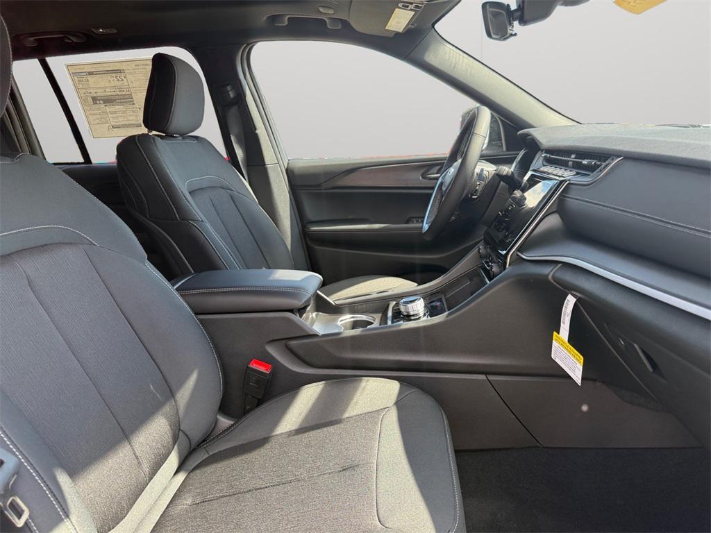 new 2025 Jeep Grand Cherokee car, priced at $38,390