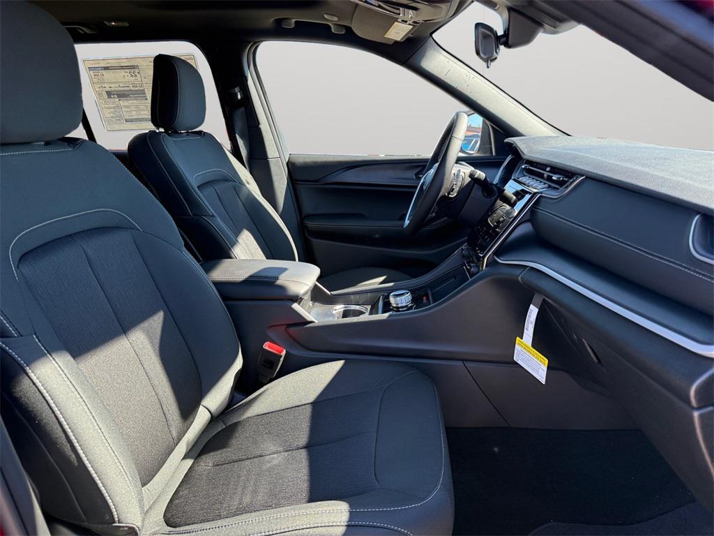 new 2025 Jeep Grand Cherokee car, priced at $38,689